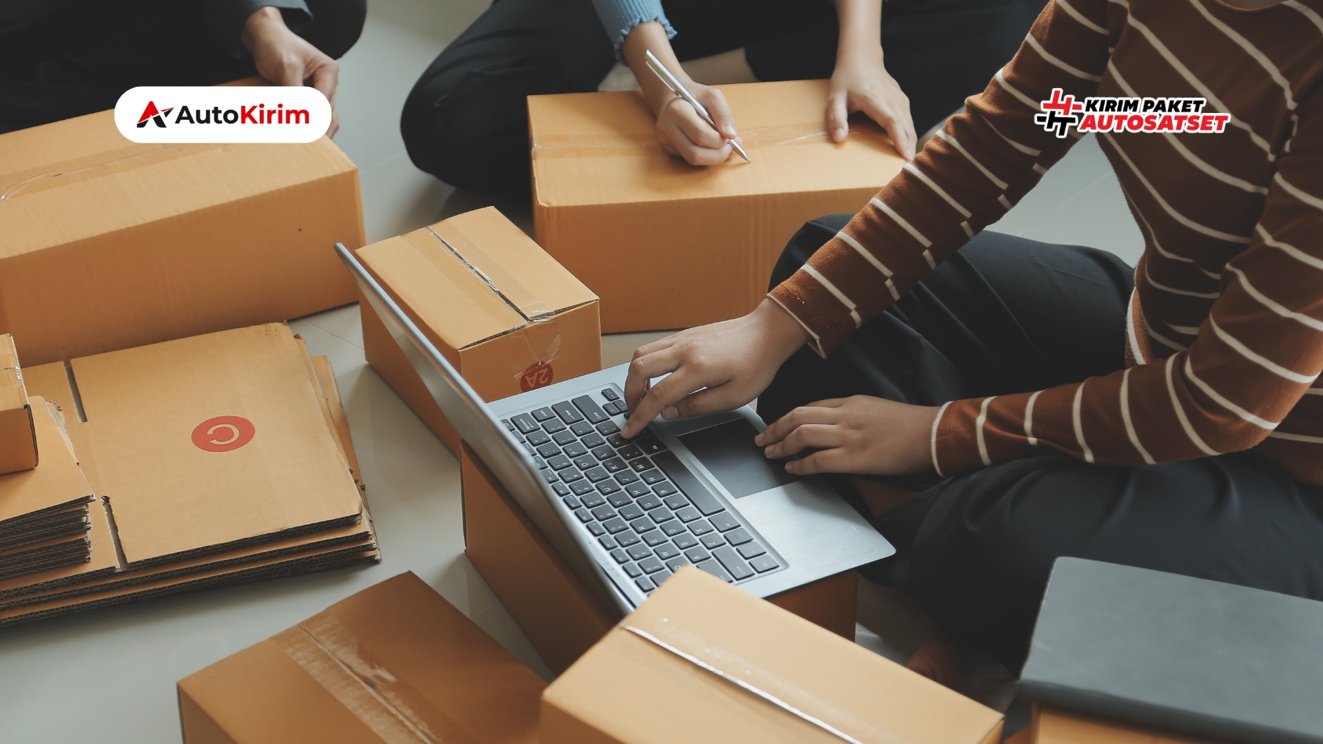 seller sedang mengelola paket sebagai dampak perubahan biaya logistik TikTok