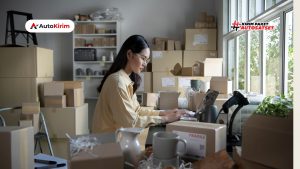 Ilustrasi bisnis online mengelola stok dengan sistem pre-order vs ready stock di gudang kecil