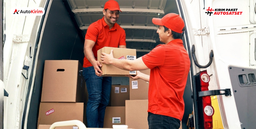Proses distribusi paket oleh kurir untuk percepat pengiriman ke tujuan